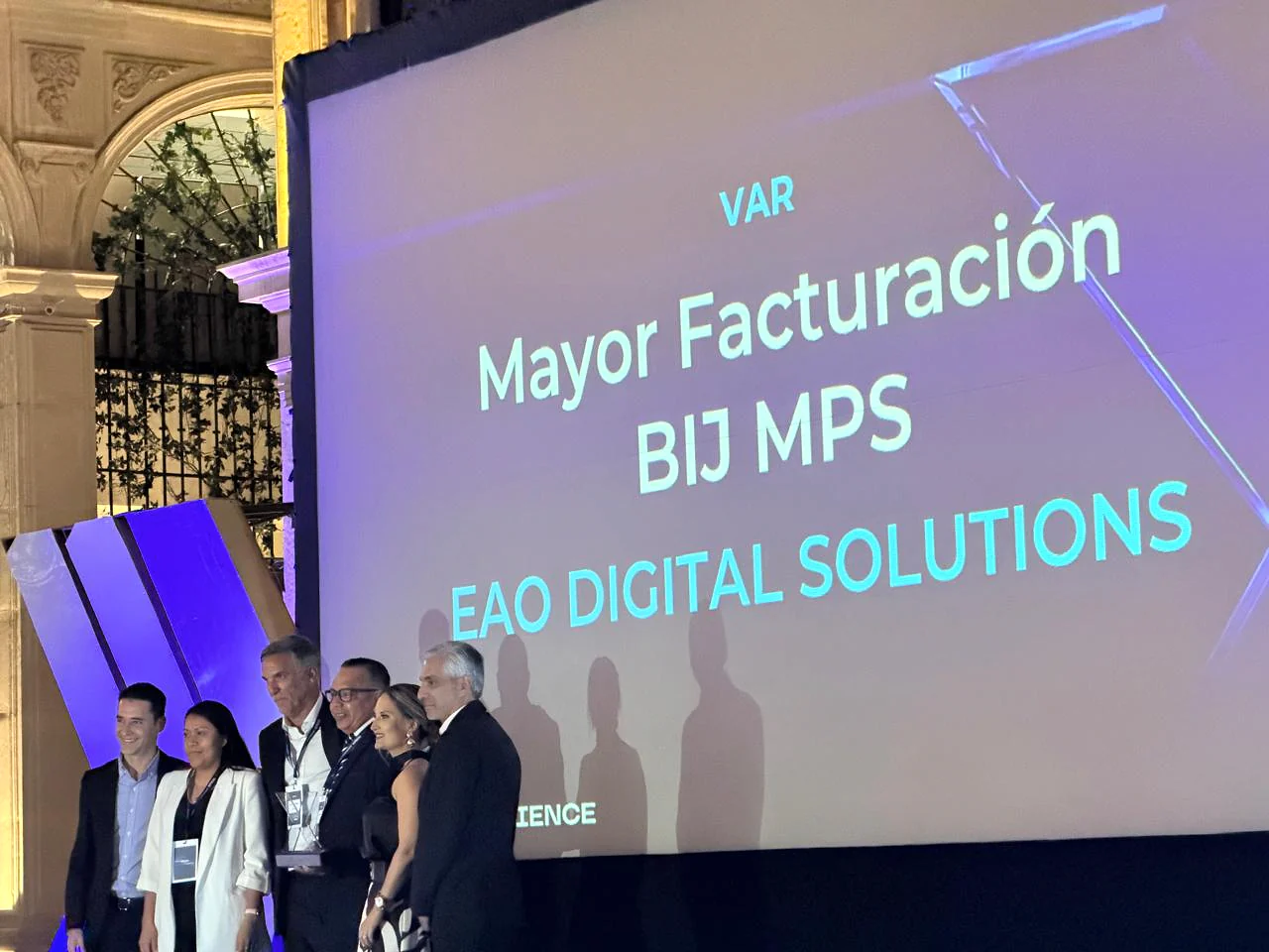 Equipo de EAO Digital Solutions recibiendo de Epson el reconocimiento a Mayor Facturación en MPS, 2026