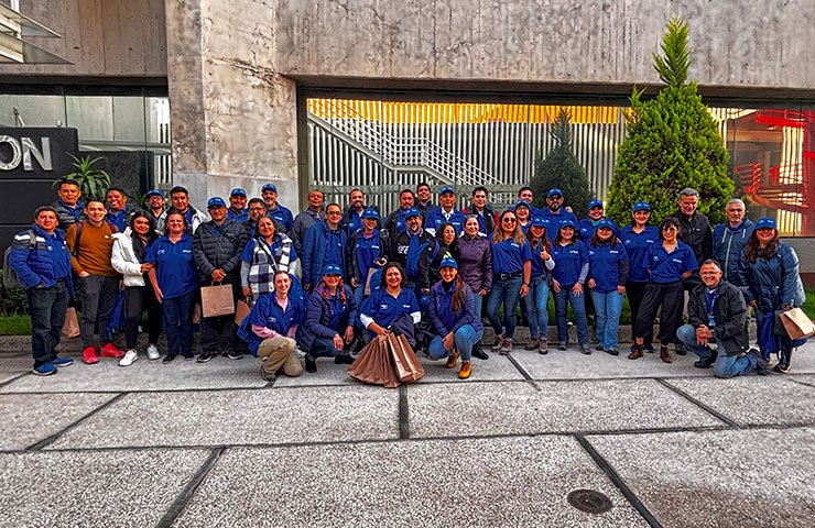 Equipo de Epson y socios de negocio antes de la jornada de reforestación