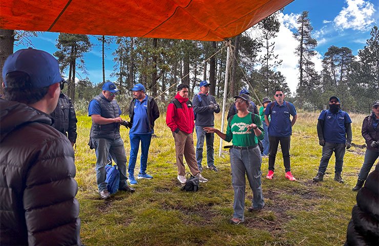Reforestamos México explica la jornada de plantación a los voluntarios de Epson